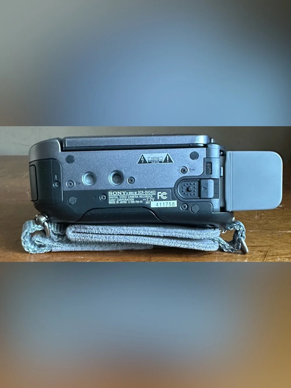 Sony DCR-DVD403 NTSC 3MP MPEG Digital Video Camera Recorder Handycam Camcorder
